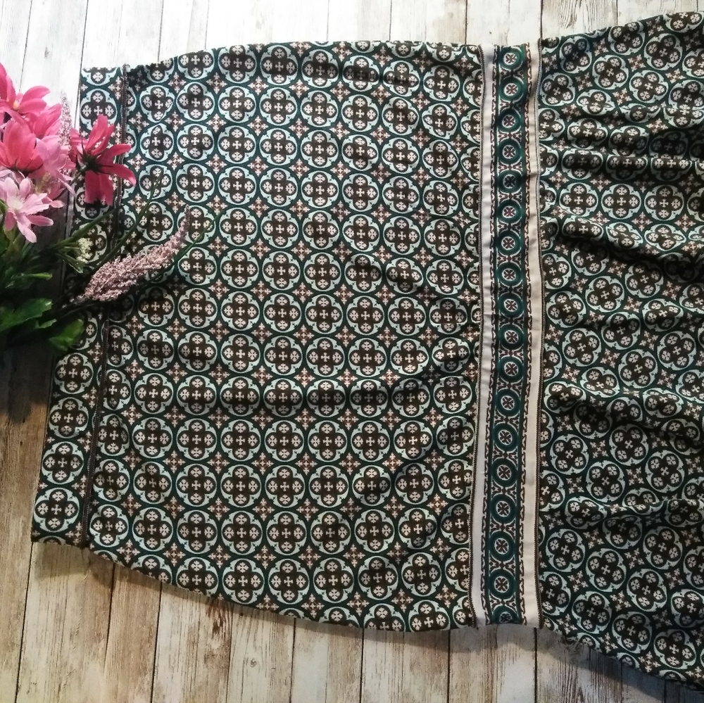 Max studio skirt. Multi -colored skirt size xs
